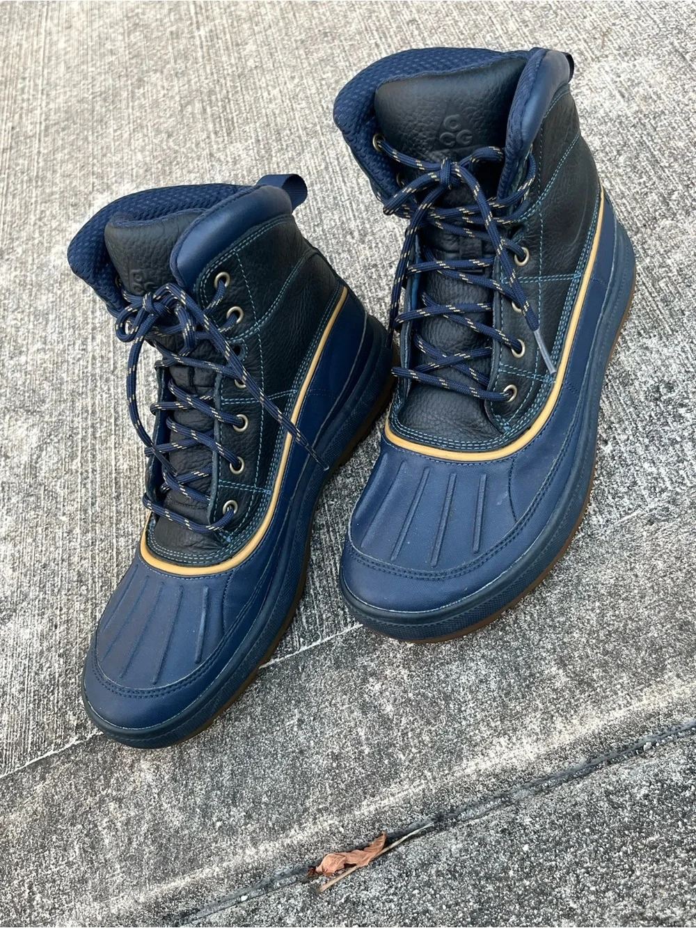 Nike Men's Navy and Tan Outdoor Lace-Up Boots